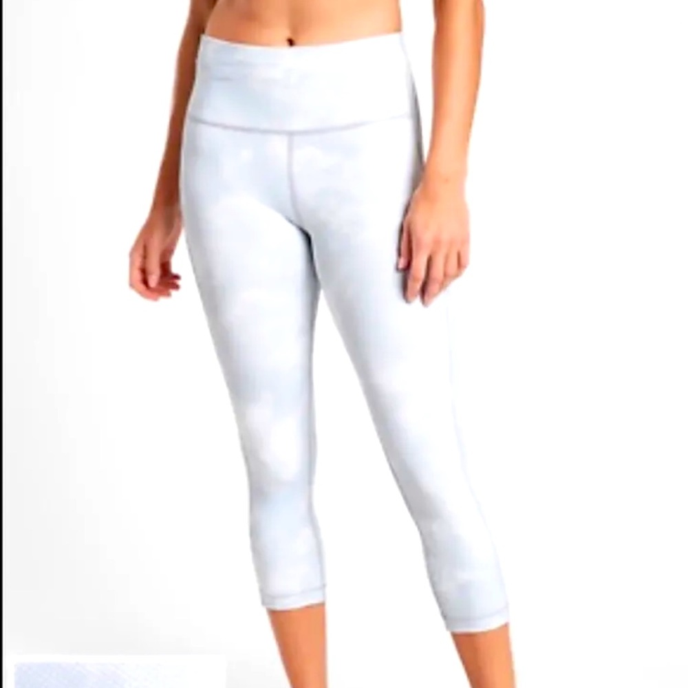 Ultimate Stash Pocket Printed Capri Athleta Size Extra Small White and Gray